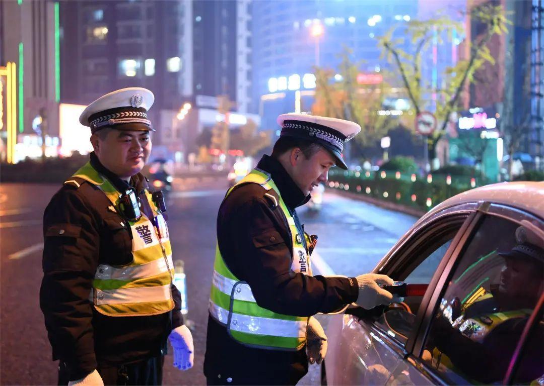 交警進(jìn)行酒駕檢測(cè).jpg