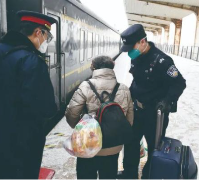 10年后，他戴上了父親的警號，開啟了第一次春運(yùn)執(zhí)勤