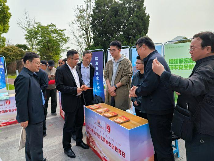 與會領導參觀全民國家安全教育日展臺。葉晨攝.jpg