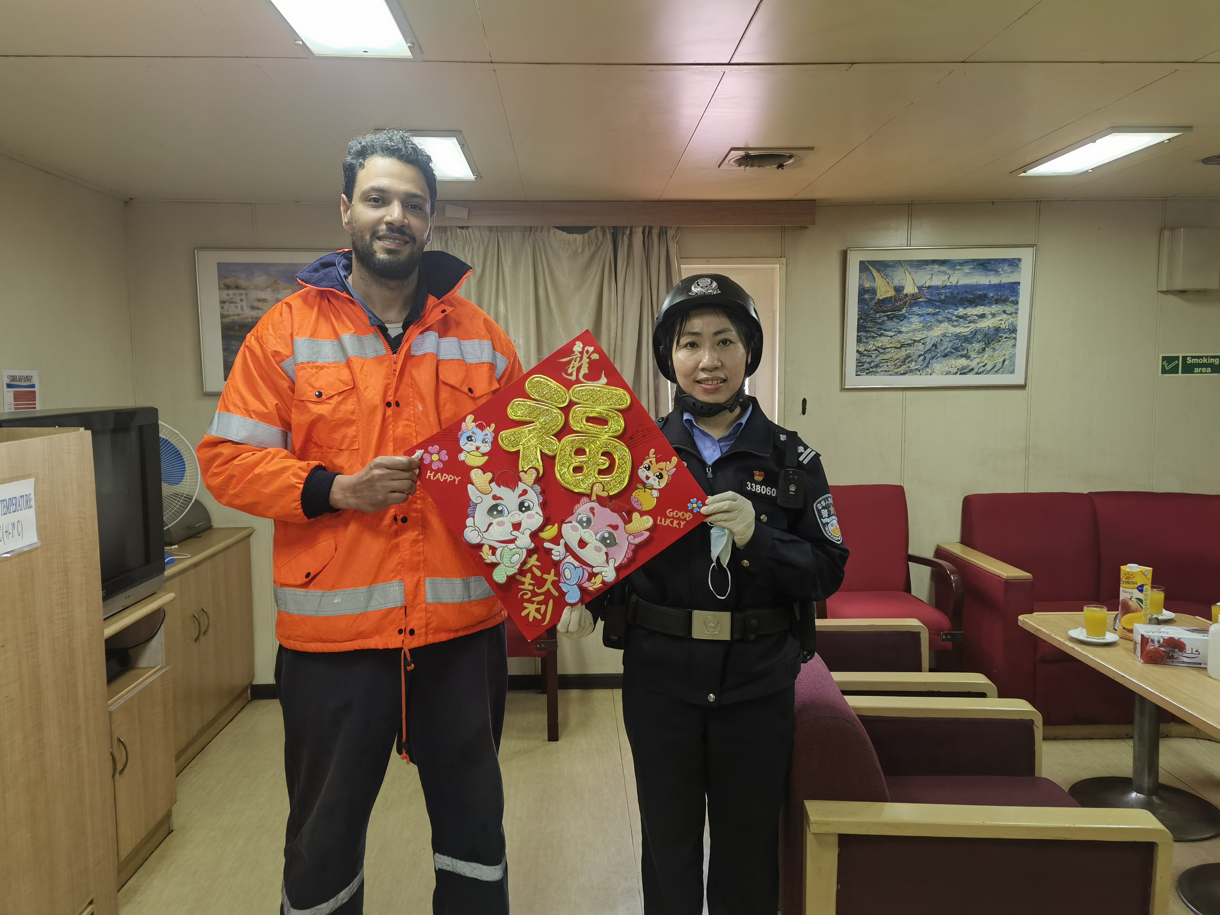 圖三為執(zhí)勤民警陳嬌外籍船舶為船員送祝福賀新春。.jpg