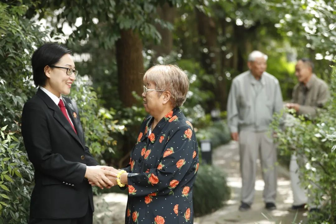 法官白云與當(dāng)事人在一起。.jpg