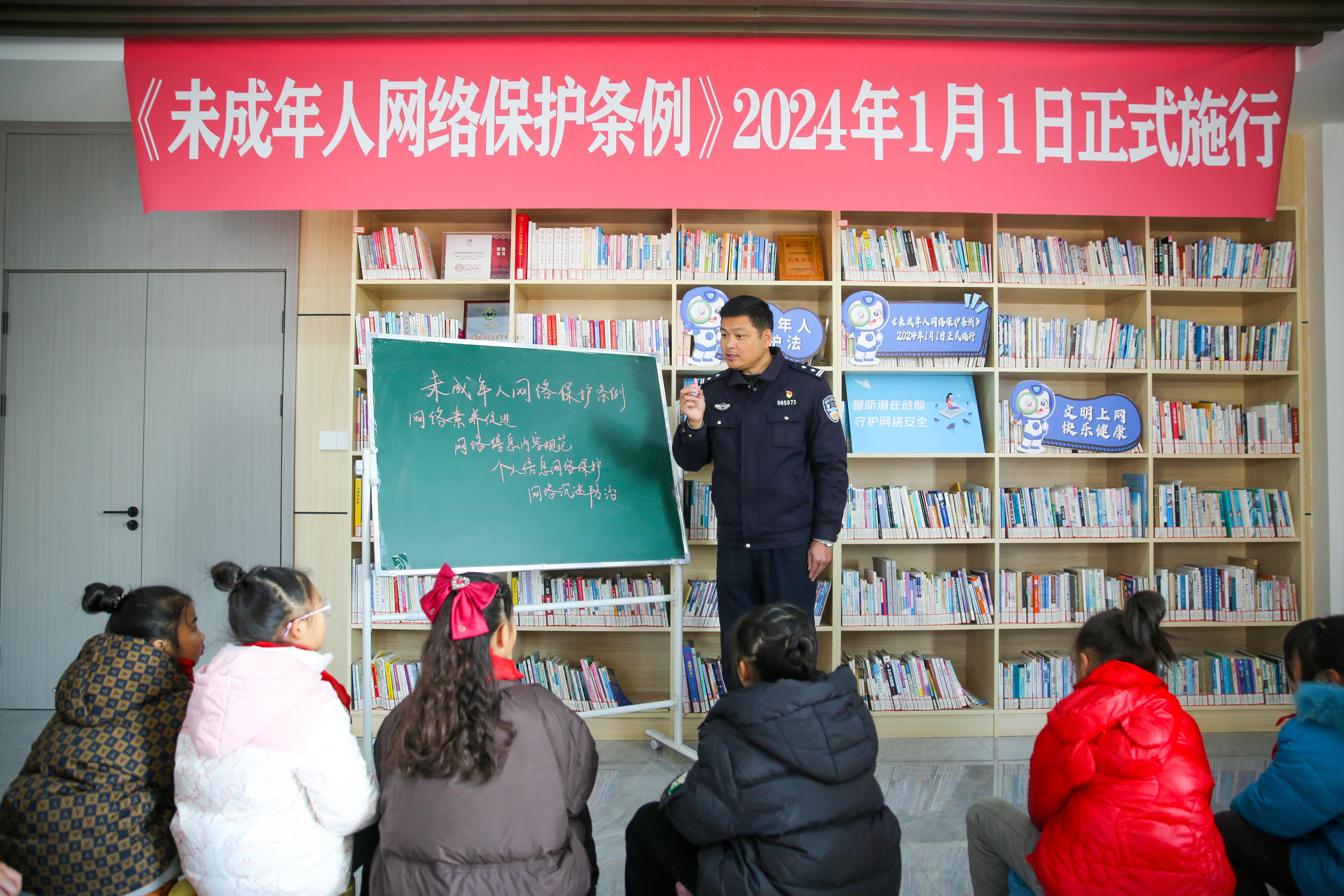 2024年1月1日，在江蘇南通如皋市城南街道新華社區(qū)農(nóng)家書屋內(nèi)，網(wǎng)絡(luò)普法志愿者向?qū)W生講解《未成年網(wǎng)絡(luò)安全保護(hù)條例》相關(guān)內(nèi)容。.jpg